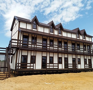 Трехэтажная гостиница из СИП панелей с ЦСП от компании ВИРМАК, крымский поселок Мирный, Евпатория