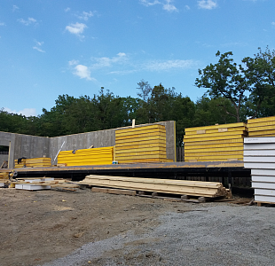 Строительство гостиницы из СИП панелей в Краснодарском крае (поселок Бетта). Возведение стен первого этажа