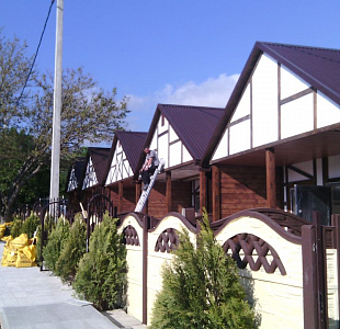 Семь гостевых домиков, построенных компанией ВИРМАК в селе Кабардинка Краснодарского края.